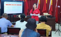 ”这个头戴蓝色小喇叭帽、笑意盈盈的“云朵小